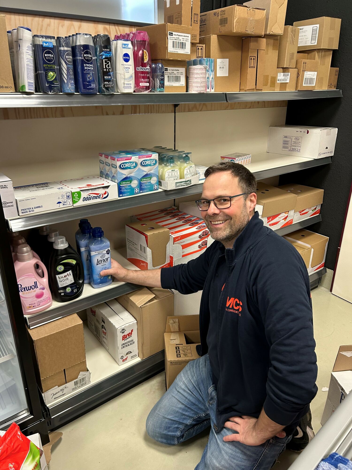 Jürgen Krotz Beim Ware Einräumen
